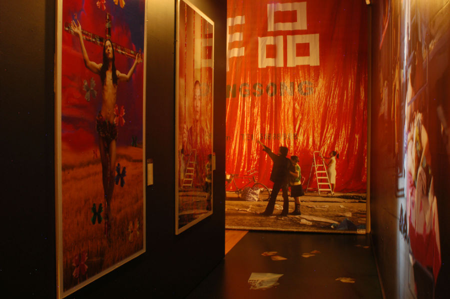 Ansicht einer Ausstellung mit verschiedenen großformatigen Bildern und Plakaten