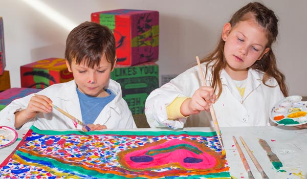 zwei Kinder malen ein buntes Bild
