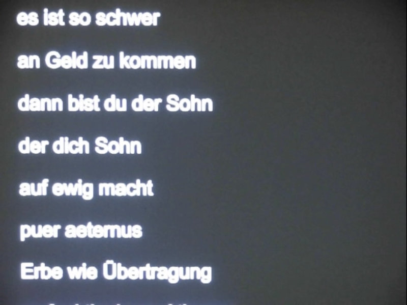 auf einem schwarzen Bildschirm läuft ein deutscher Text