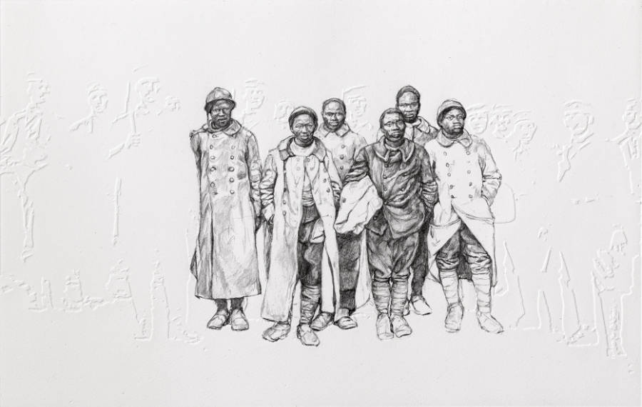 Bleistiftzeichnung einer Personengruppe auf weißem Untergrund mit geprägten Details