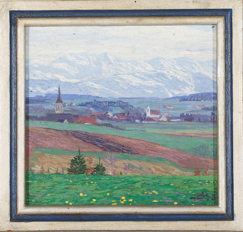 Gemälde einer landschaft mit Wiesen und Feldern im Vordergrund, in der Ferne ein Dorf mit Kirche und schneebedeckte Berge