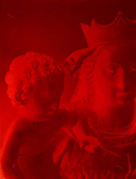 Negativbild einer Madonna mit Kind auf dem Arm