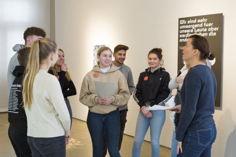 Schülerinnen und Schüler interviewen während des Projekts die Projektleiterin Linda Blaske 