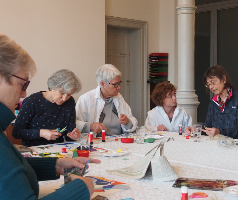 erwachsene Menschen beim kreativen Arbeiten im Atelierraum