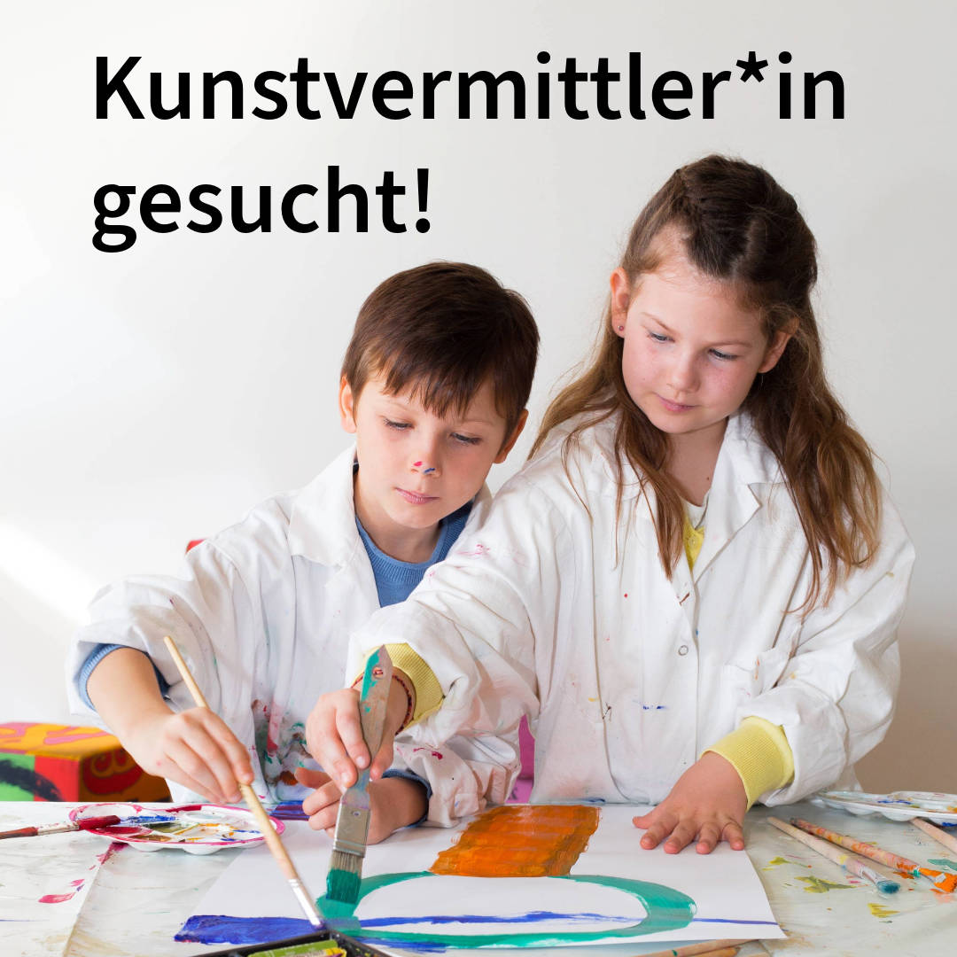 Der Schriftzug Kunstvermittlerin und Kunstvermittler gesucht auf einem Foto mit malenden Kindern