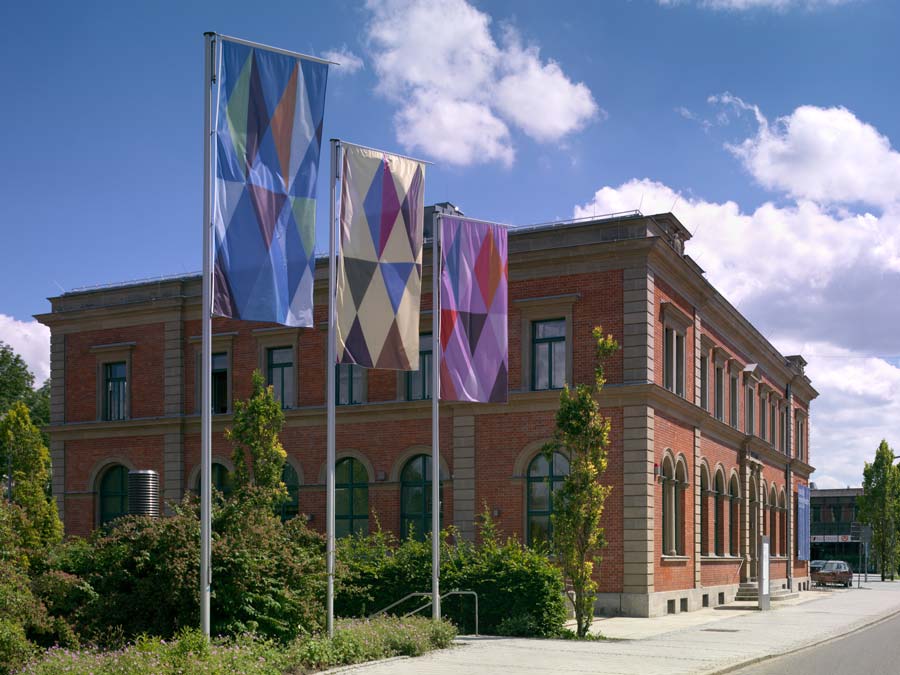 Fassade der MEWO Kunsthalle mit Fahnen des Künstlers Lothar Götz