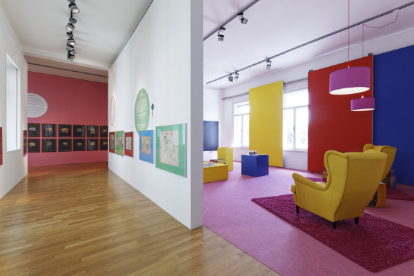 Blick in das Kinderkunstmuseum mit bunten Wänden und Sesseln