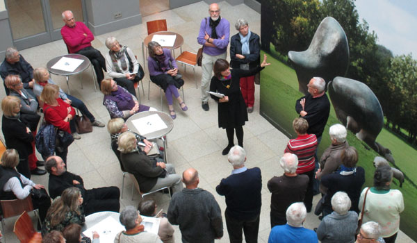 Menschen stehen im Lichthof der Kunsthalle und folgen einem Vortrag