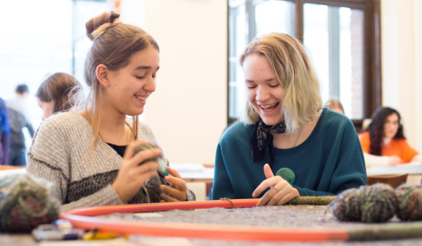 jugendliche Teilnehmer*innen des lab.bode-Projekts arbeiten an einem Kunstwerk