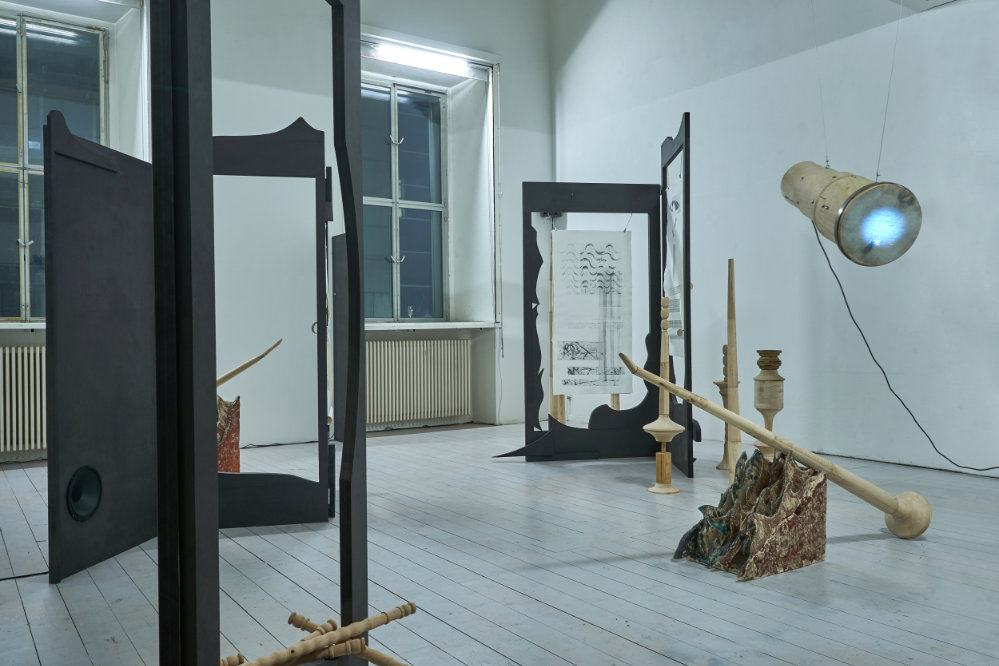 eine raumfüllende Installation mit verschiedenen Objekten
