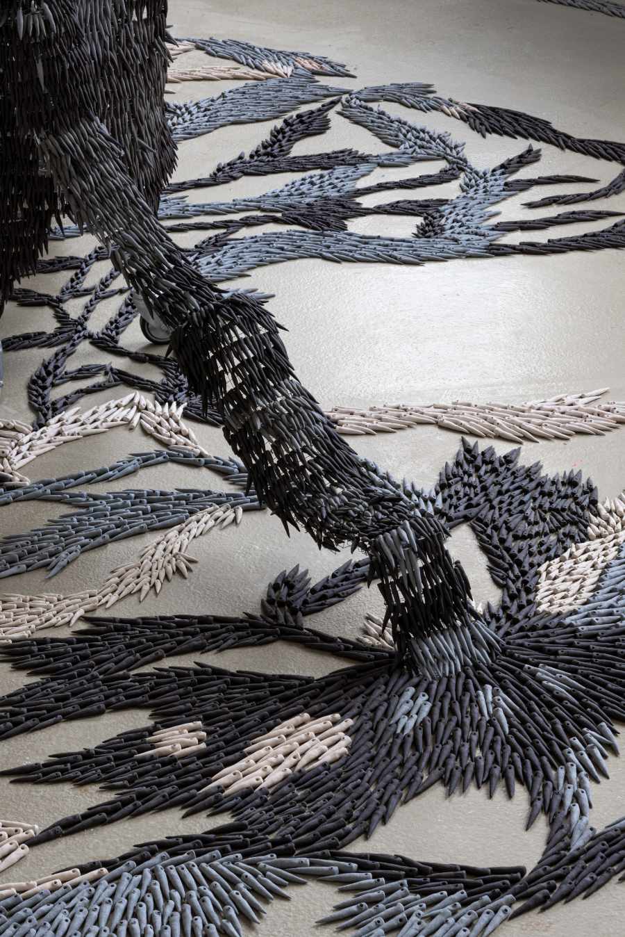 kleine filigrane Keramikobjekte bilden eine wogende Installation