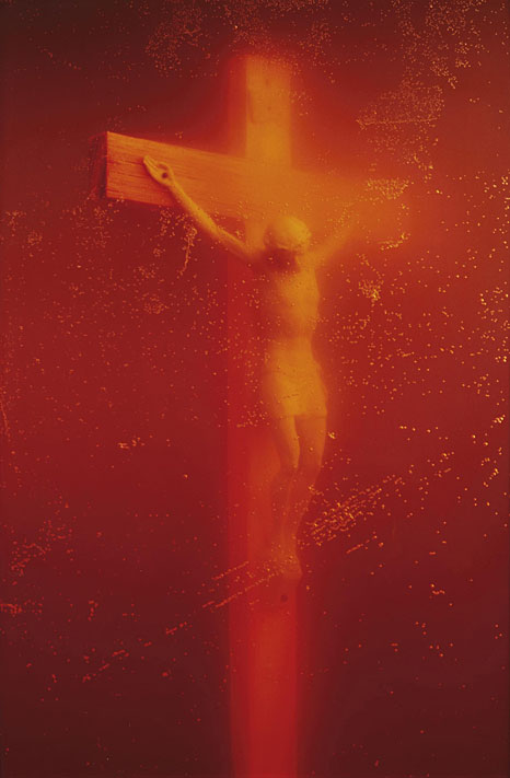 Kruzifix in einer rötlich verschwommenen Aufnahme