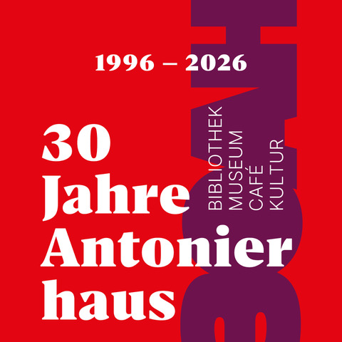 Der Schriftzug 30 Jahre Antonierhaus auf rotem Hintergrund