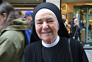 eine Nonne lächelt in die Kamera