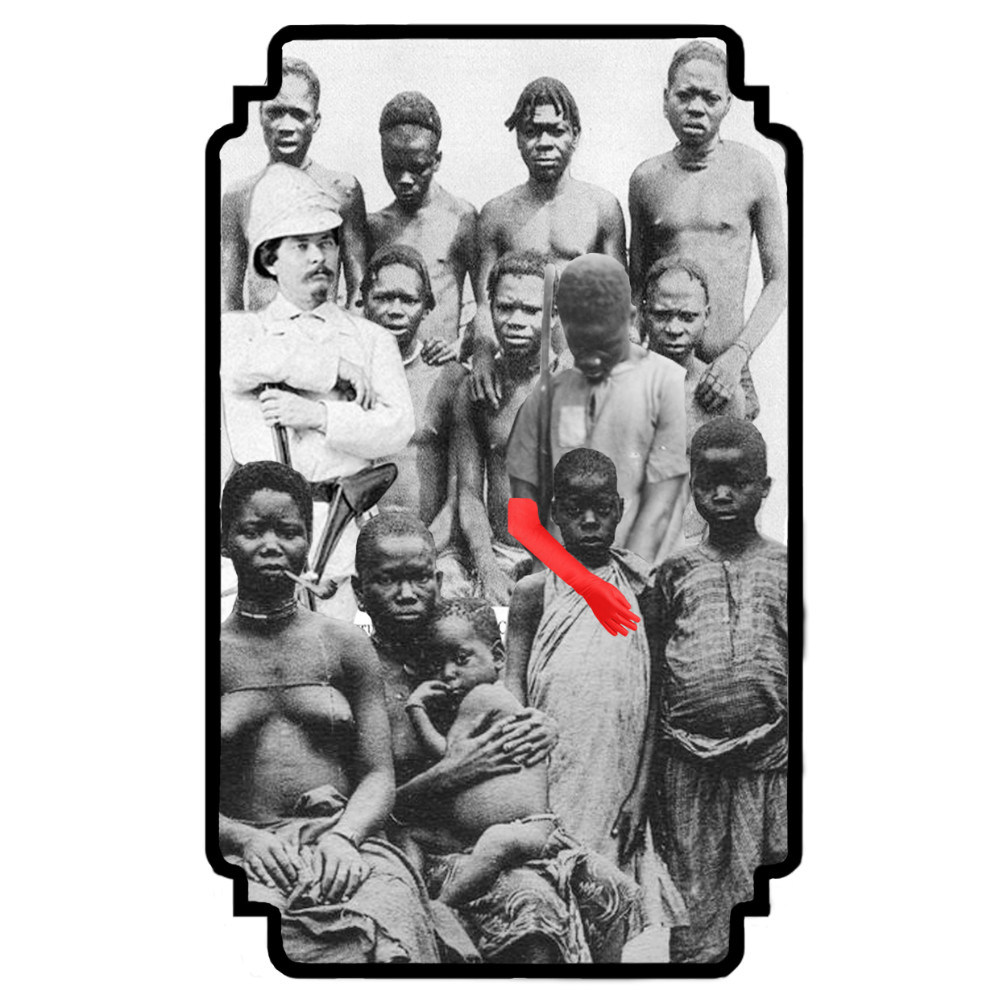 eine schwarz-weiße Gruppenaufnahme verschiedener Personen aus dem Kongo, darin montiert ist eine Aufnahme eines Weißen in kolonialistischer Tropenkleidung. Der Unterarm einer der Personen ist rot gefärbt.