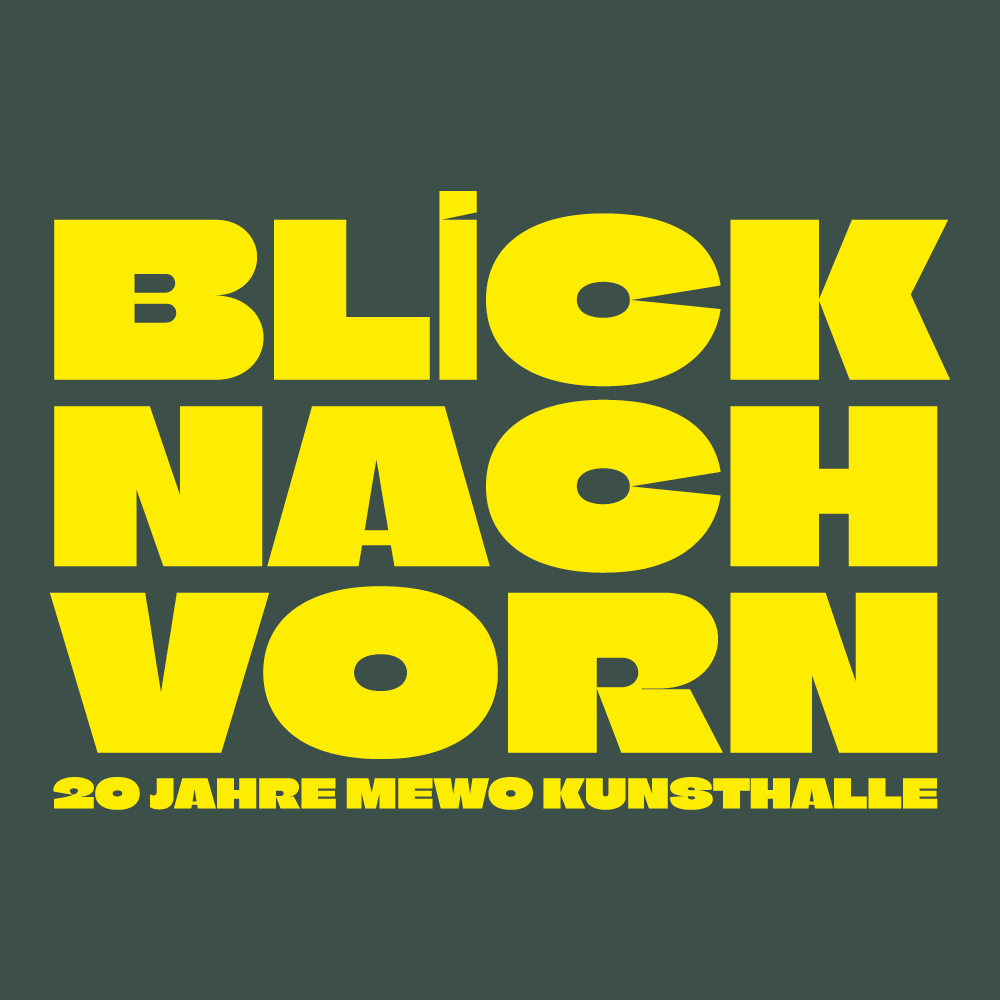 Der Schriftzug der Ausstellung in moderner Frakturschrift auf pinkem Hintergrund
