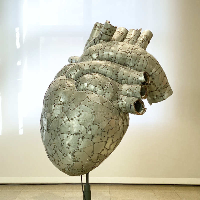 eine übergroße Skulptur eines Herzens