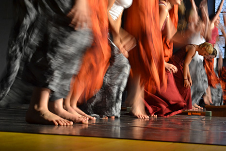 unscharfes Foto von Tanzenden in wehenden Kleidern