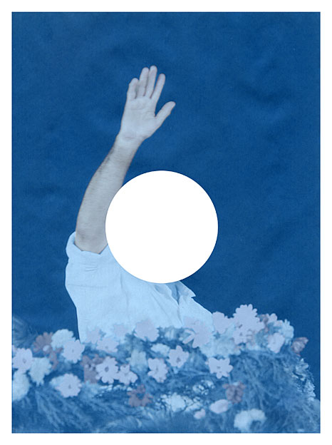 Person mit erhobener Hand hinter Blumen mit einem weißen Kreis, der das Gesicht verdeckt
