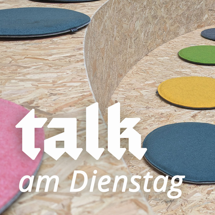 Illustration mit dem Schriftzug Kulturnacht in orangener Farbe auf nachtblauen Untergrund umringt von beleuchteten Fenstern in der Nacht