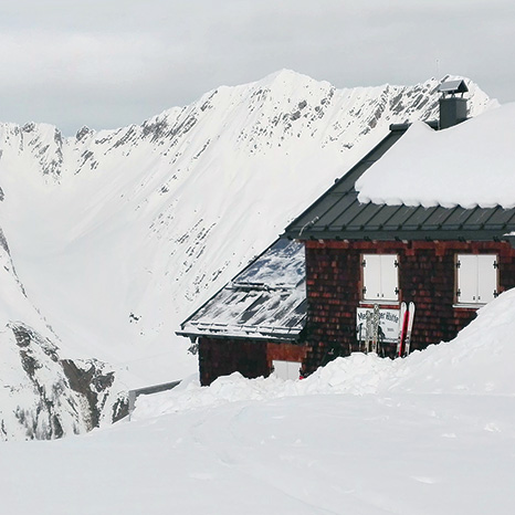 Berghütte im Schnee