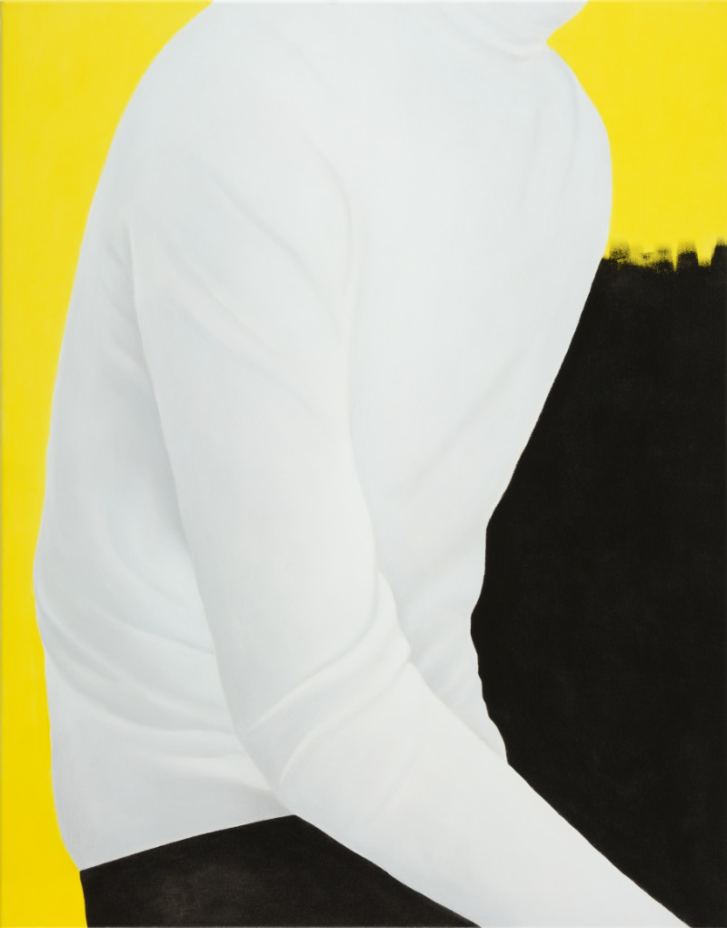ein Oberkörper in weißem Pullover vor einem schwarz-gelben Hintergrund