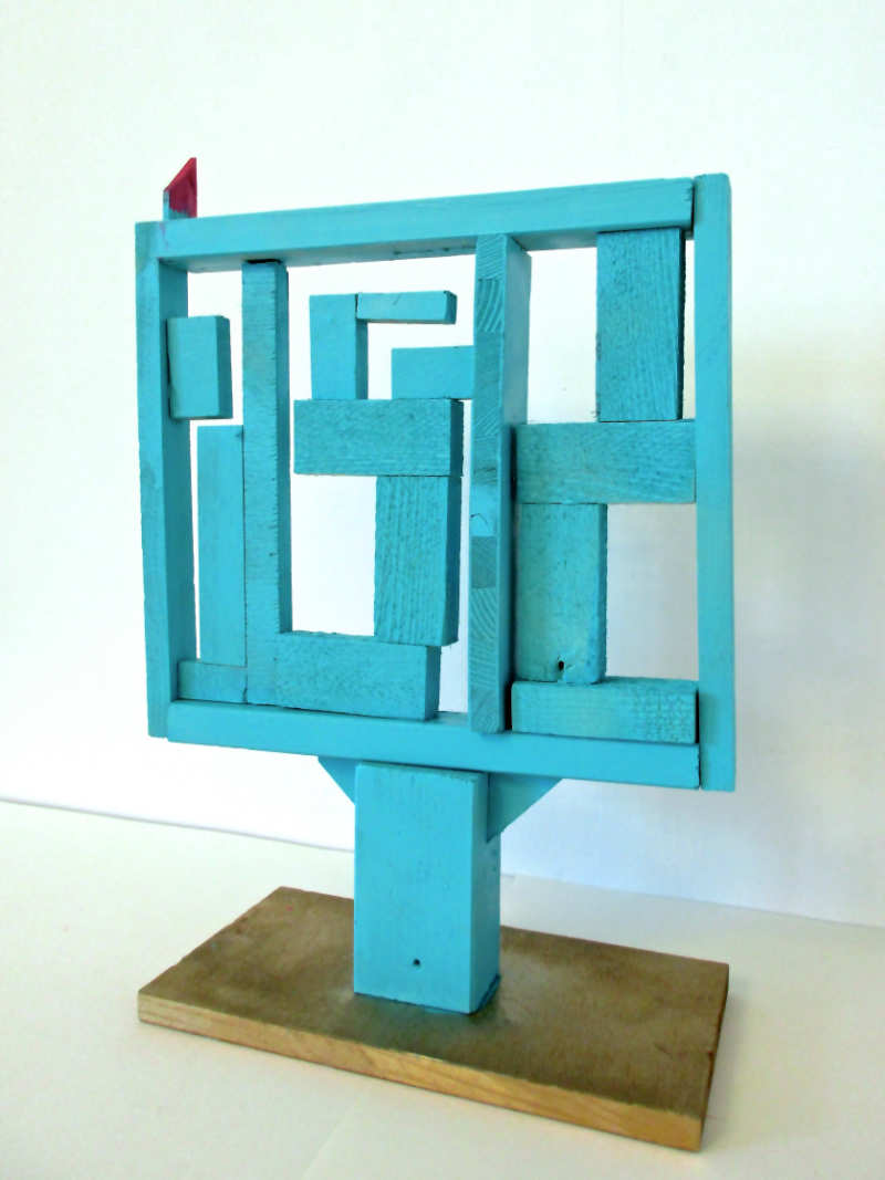 blaue Holzskulptur