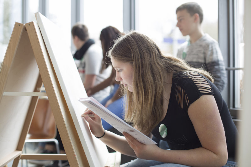 Schüler*innen im Gespräch mit der Projektleiterin