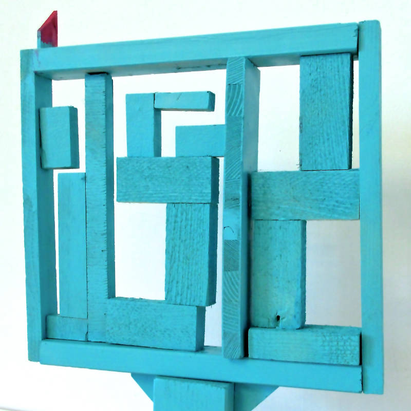 blaue Holzskulptur