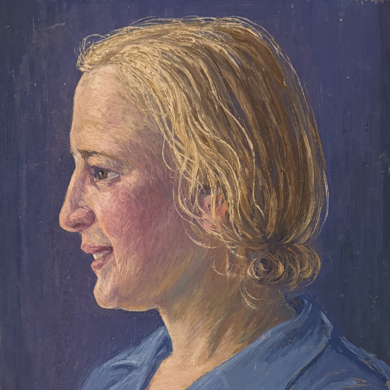gemaltes Portrait einer lächelnden, blonden Frau in Profilansicht vor einem blauen Hintergrund