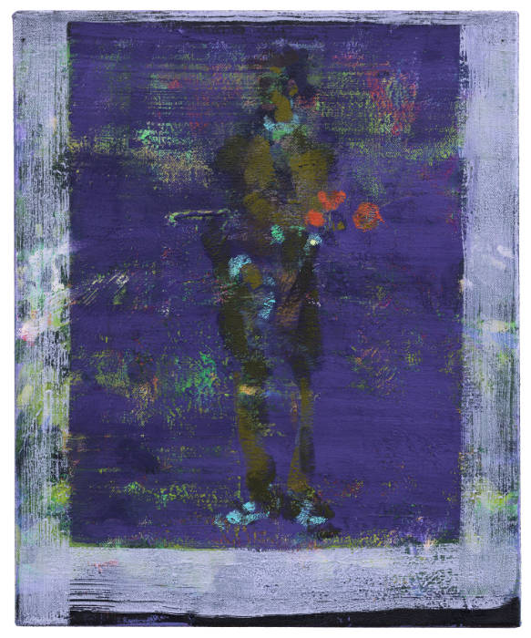 gemalte, abstrakte Figur mit roten Blumen in der Hand vor einem violetten Hintergrund