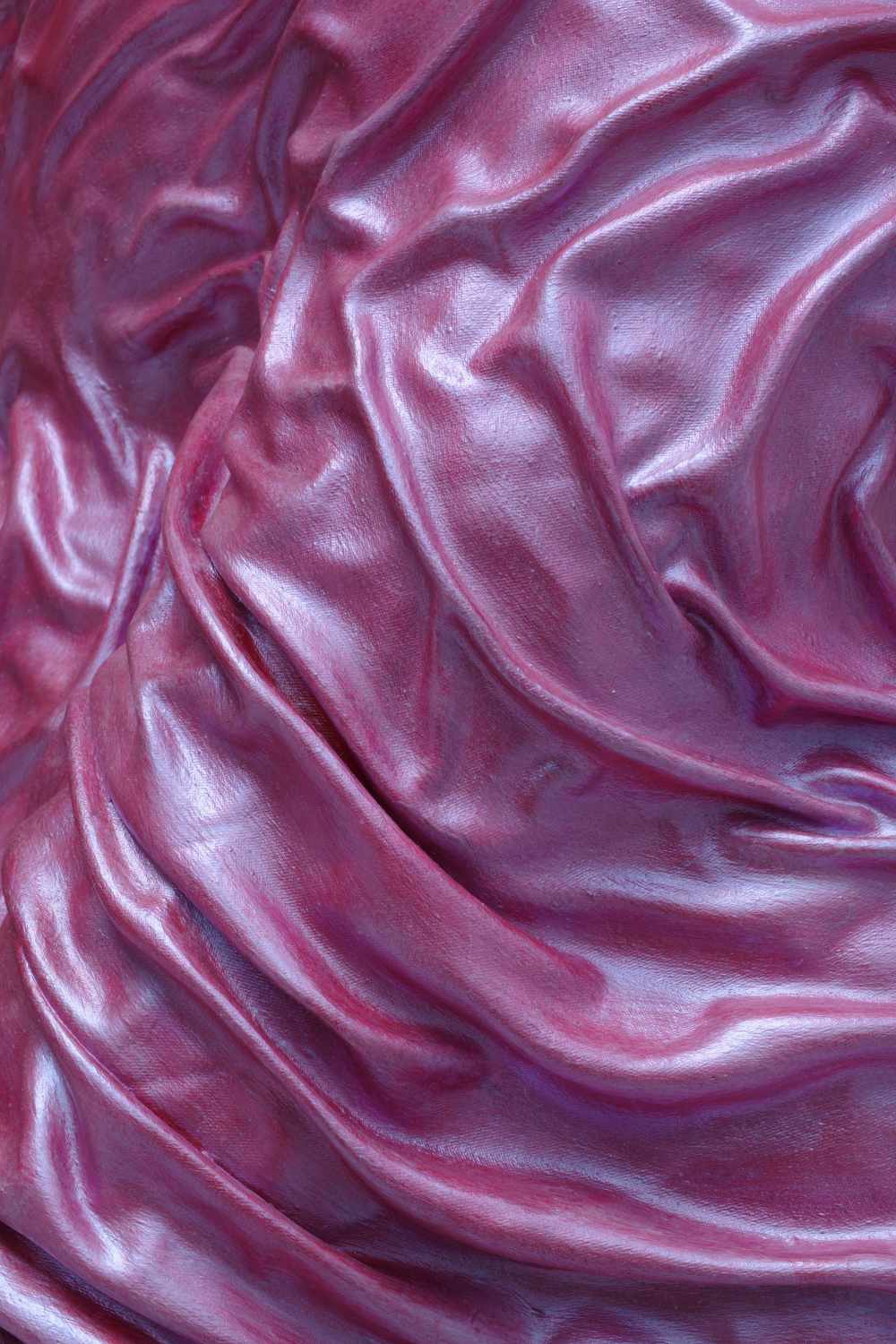 Nahaufnahme eines faltigen, glänzenden Gewebes 