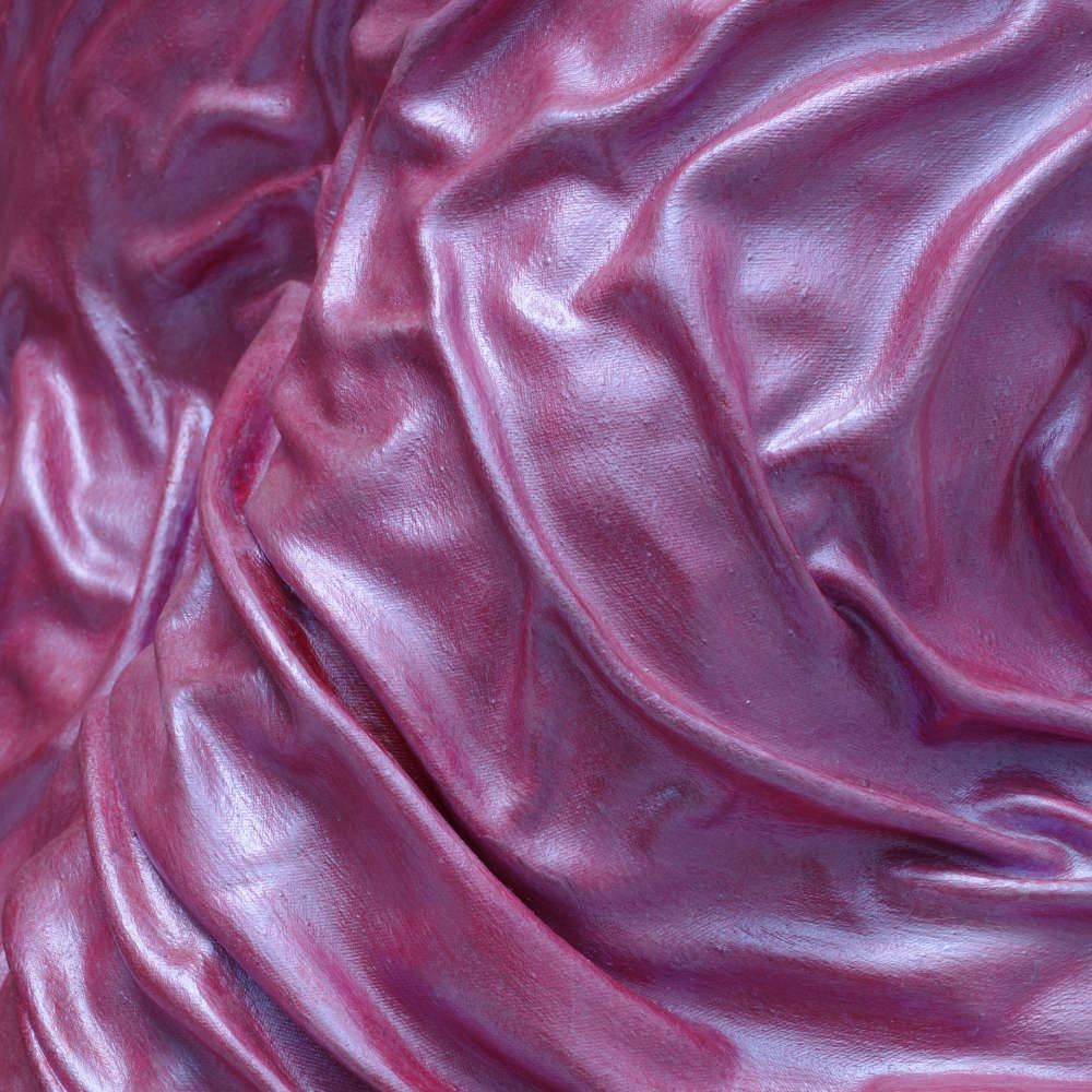 eine violett schimmernde Struktur einer in Falten liegendenen Oberfläche